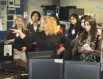 image of brookhaven scientist leading student session