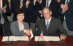 photo of MOU signing