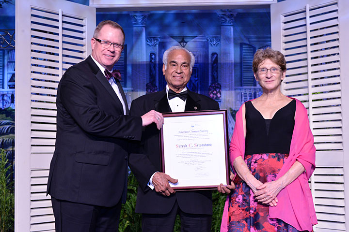 Suresh Srivastava receiving the Glenn T. Seaborg Award for Nuclear Chemistry