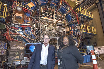 Secretary Perry and Jasmine Hatcher at the STAR detector