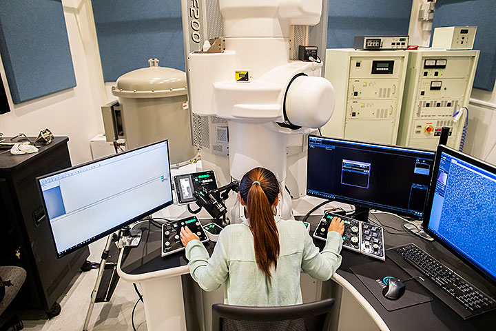 Jennifer Lee uses a large transmission electron microscope