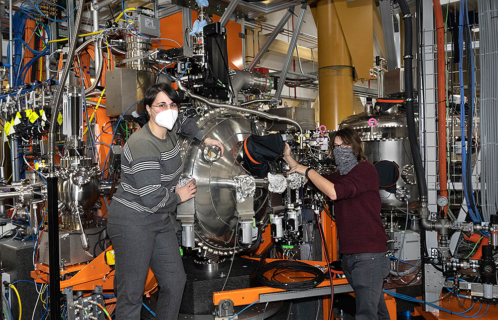 Photo of NSLS-II scientists Valentina Bisogni (left) and Jonathan Pelliciari (right)