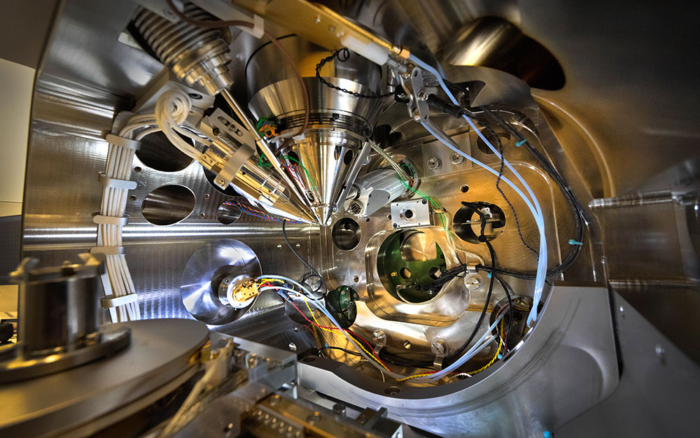 Photo of the inside of the Helios G5 dual-beam microscope main chamber