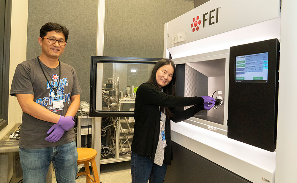 Photo of Gihan Kwon (left) and Sooyeon Hwang with the FEI Talos F200X high-resolution scanning and t
