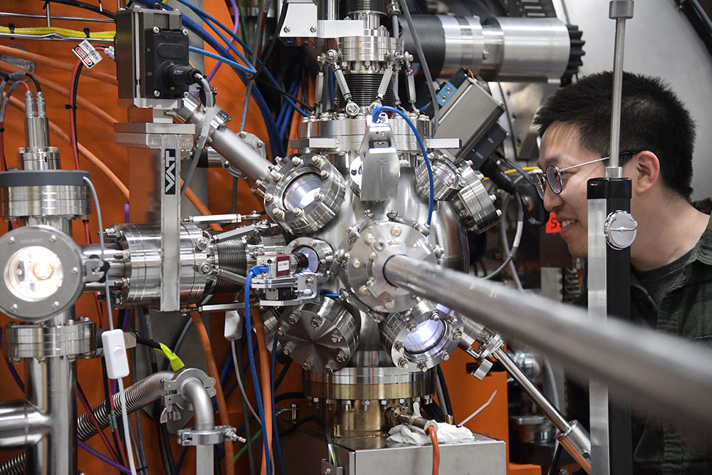 Yao Shen at the SIX beamline