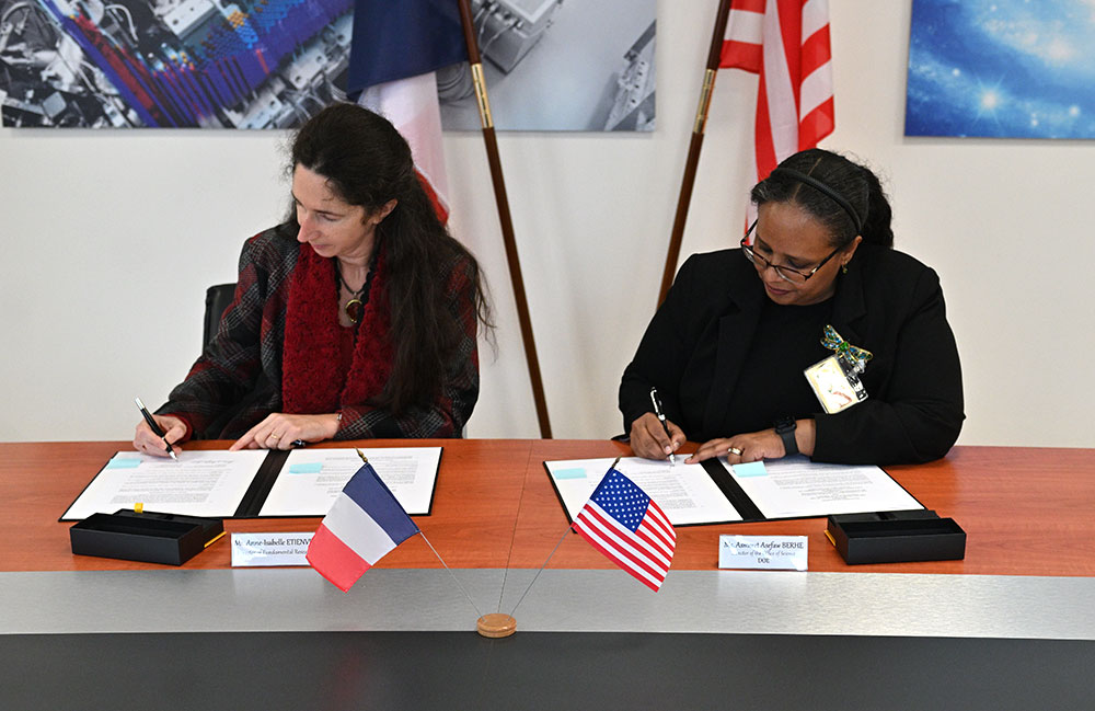 Anne-Isabelle Etienvre and Asmeret Asefaw Berhe sign statement