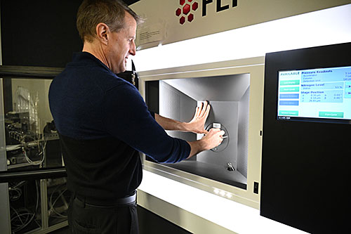 Kim Kisslinger at electron microscope