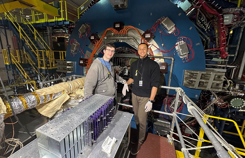 Sean Preins and Peter Carney at the STAR detector