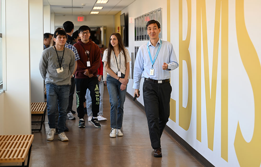 Liguo Wang walks a group of workshop attendees through LBMS